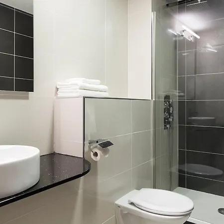 Hotel The Originals Hotel, Aeroport 3*