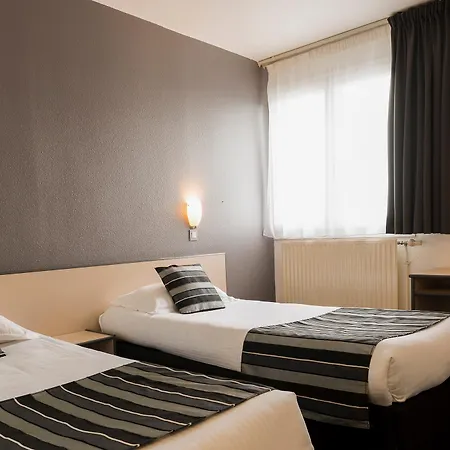 Hotel The Originals Hôtel, Aéroport