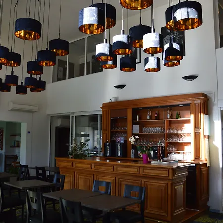 Hotel The Originals Hôtel, Aéroport