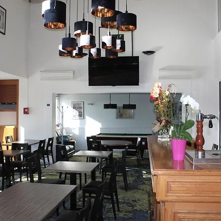 Hotel The Originals Hotel, Aeroport 3*