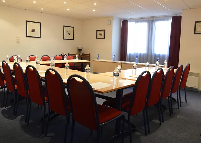 Hotel The Originals Hôtel, Aéroport