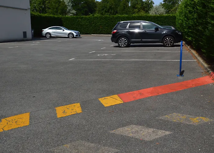 Hotel The Originals Hôtel, Aéroport